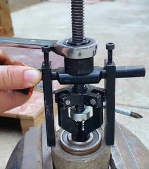 Cliente usando el extractor de rodamientos